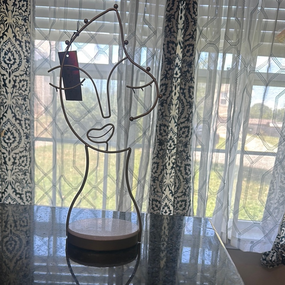 Jewelry organization Abstract Wire Face Sculpture